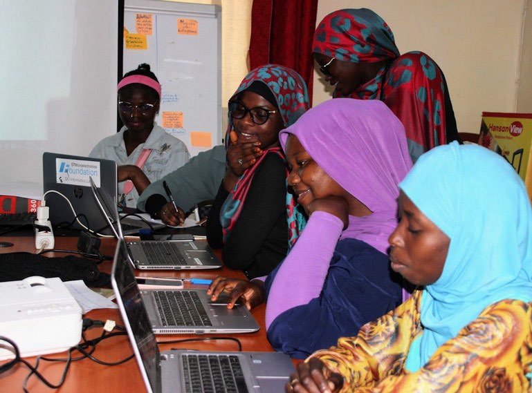 La Diputación de Cuenca financia la inserción laboral de 40 jóvenes y mujeres en Senegal 1 Un total de 40 jóvenes de la región senegalesa de Dakar han obtenido su tarjeta profesional oficial de artesano tras culminar un programa de formación técnica, competencias digitales y autoempleo impulsado por Asamblea de Cooperación por la Paz (ACPP) con el respaldo económico de la Diputación Provincial de Cuenca. La iniciativa, ejecutada sobre el terreno en coordinación con la entidad local Concept en las comunas de Parcelles Assainies, Grand Yoff, Cambérène y Golf Sud, ha centrado su acción en colectivos en riesgo de exclusión social, con un 55% de participación femenina (21 mujeres y 19 hombres).El proyecto combina el aprendizaje práctico directo junto a maestros artesanos locales con la capacitación en gestión empresarial y habilidades informáticas, además de dotar a los beneficiarios de pequeña maquinaria, herramientas de trabajo y equipamiento tecnológico para poner en marcha sus propias actividades económicas de forma autónoma. La acreditación oficial, expedida por la Chambre de Métiers de Dakar, permite a los participantes formalizar su oficio y superar las barreras habituales del mercado laboral informal en el país africano, incorporando asimismo módulos específicos orientados a la igualdad de género y la ruptura de estereotipos ocupacionales.Esta actuación representa la tercera fase de colaboración conjunta entre la delegación castellano-manchega de ACPP y la organización senegalesa Concept, una alianza que, sumando el apoyo continuado de la institución provincial conquense y el Ayuntamiento de Ciudad Real, ha facilitado la cualificación sociolaboral de 147 jóvenes en la zona. La cooperación internacional canalizada desde Cuenca consolida así una línea de ayudas directas al desarrollo que prioriza la capacitación técnica y la dotación de medios productivos sobre el terreno, ofreciendo alternativas reales de arraigo y estabilidad económica a las nuevas generaciones en sus comunidades de origen.