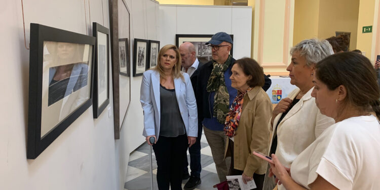 La Diputación de Cuenca revive los cambios de la Transición con una muestra fotográfica de maestros de la imagen