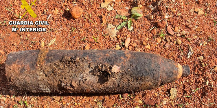 La Guardia Civil neutraliza un proyectil de la Guerra Civil hallado en una finca de labor en Abánades La Guardia Civil neutraliza un proyectil de la Guerra Civil hallado en una finca de labor en Abánades