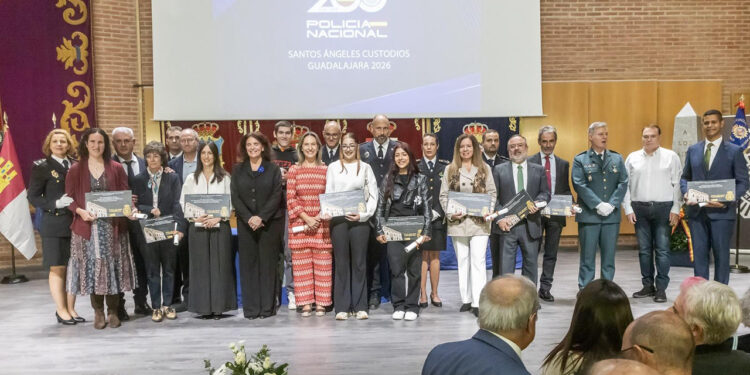 La Policía Nacional premia al Ayuntamiento de Guadalajara y fija para noviembre su carrera solidaria La Policía Nacional premia al Ayuntamiento de Guadalajara y fija para noviembre su carrera solidaria