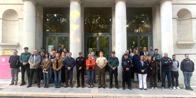 La Subdelegación del Gobierno de Cuenca guarda un minuto de silencio por la mujer asesinada por violencia de género en Valverde de Júcar