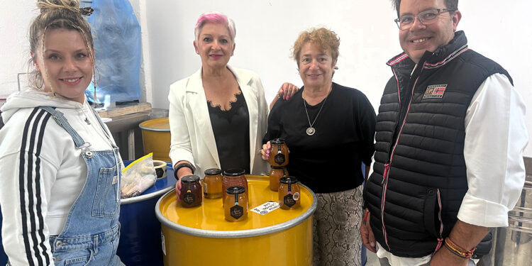 La apicultora alcarreña Raquel Adalid recibe el Premio Mujeres Rurales de Castilla-La Mancha por su labor en Pioz y Pozo de Guadalajara La apicultora alcarreña Raquel Adalid recibe el Premio Mujeres Rurales de Castilla-La Mancha por su labor en Pioz y Pozo de Guadalajara