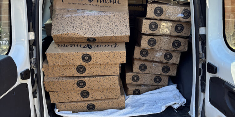 La solidaridad de Puromenu llega a Hogar Amigo con una donación de 500 kilos de alimentación natural