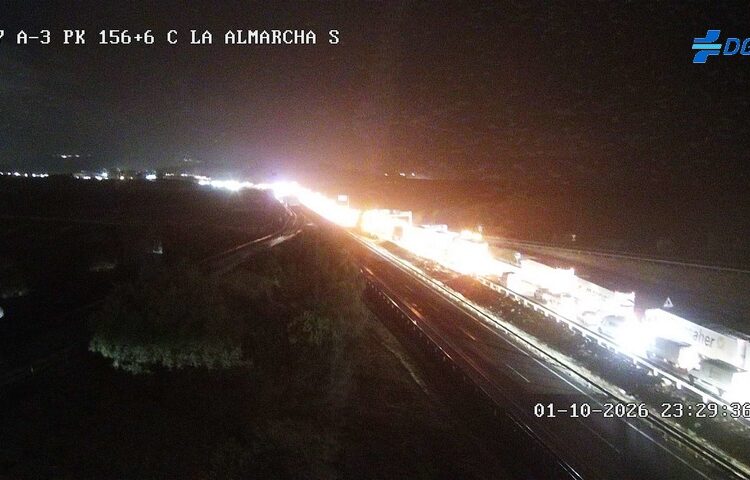 Las fuertes tormentas provocan grandes balsas de agua y retienen el tráfico en la autovía A-3 entre La Almarcha y Castillo de Garcimuñoz