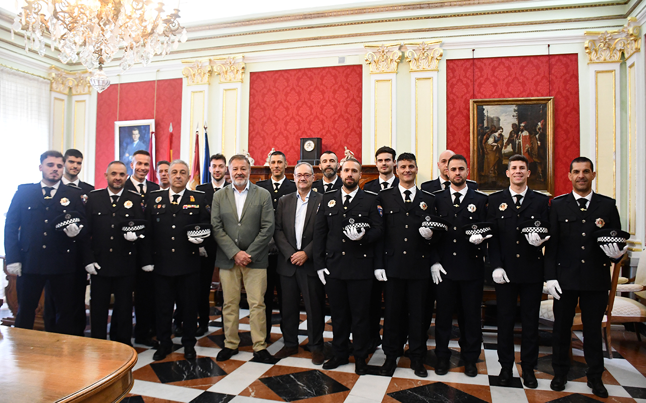 Los 13 nuevos efectivos de Policía Local toman posesión de su cargo en el Ayuntamiento de Cuenca Los 13 nuevos efectivos de Policía Local toman posesión de su cargo en el Ayuntamiento de Cuenca