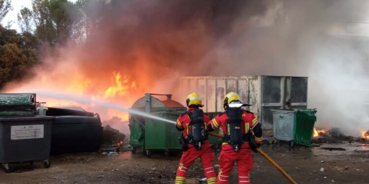Los Bomberos de Cuenca controlan un incendio en las instalaciones de FCC junto al vertedero Los Bomberos de Cuenca controlan un incendio en las instalaciones de FCC junto al vertedero