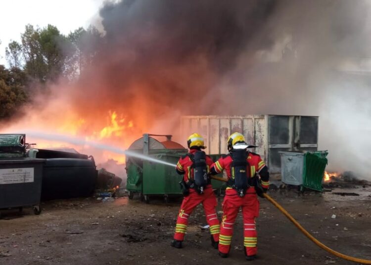 Los Bomberos de Cuenca controlan un incendio en las instalaciones de FCC junto al vertedero