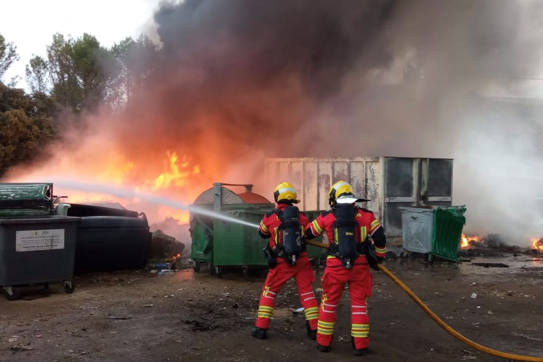 Los Bomberos de Cuenca controlan un incendio en las instalaciones de FCC junto al vertedero Los Bomberos de Cuenca controlan un incendio en las instalaciones de FCC junto al vertedero