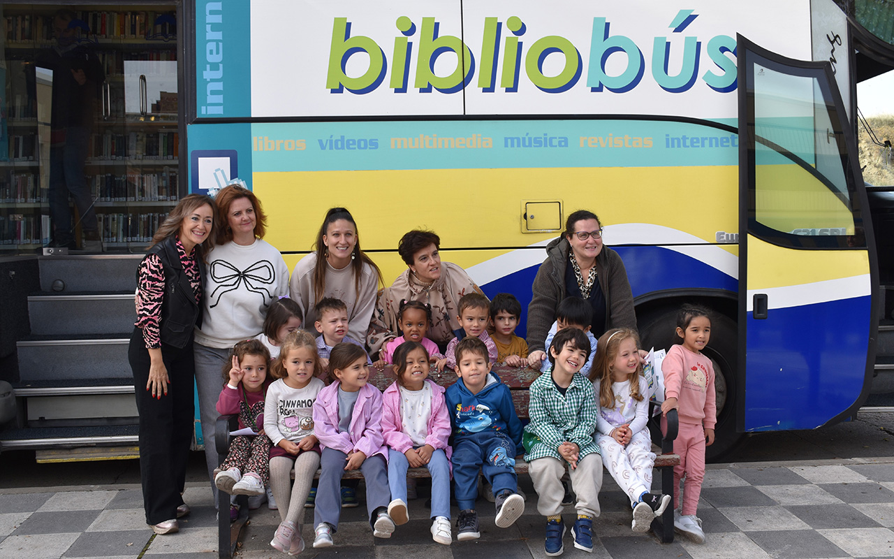 Los bibliobuses de Cuenca acercan la lectura a 102 municipios tras rozar los 16.000 préstamos en el último año Los bibliobuses de Cuenca acercan la lectura a 102 municipios tras rozar los 16.000 préstamos en el último año
