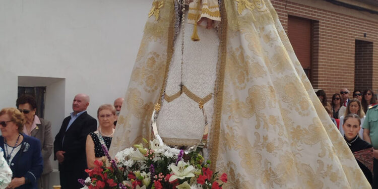 Los encierros por el campo y el ambiente de peñas marcan las fiestas de la Virgen del Rosario en Málaga del Fresno