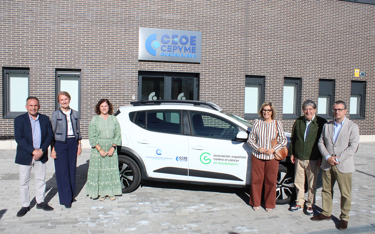 Los talleres y la patronal de Guadalajara donan un vehículo a la Asociación Contra el Cáncer para atender a los pueblos Los talleres y la patronal de Guadalajara donan un vehículo a la Asociación Contra el Cáncer para atender a los pueblos