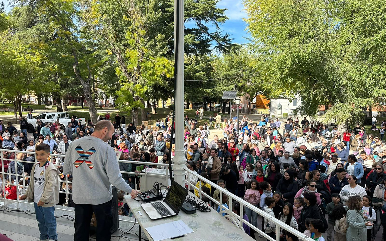 Más de 500 niños se dan cita en el Parque de la Concordia de Guadalajara por el Día del Dibujo Sostenible Más de 500 niños se dan cita en el Parque de la Concordia de Guadalajara por el Día del Dibujo Sostenible