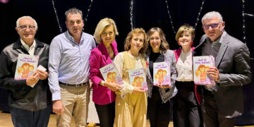 Miriam Meneses presenta en Casas de Fernando Alonso ‘¿Qué te pasa, mamá?’, un cuento para abordar el cáncer de mama en familia