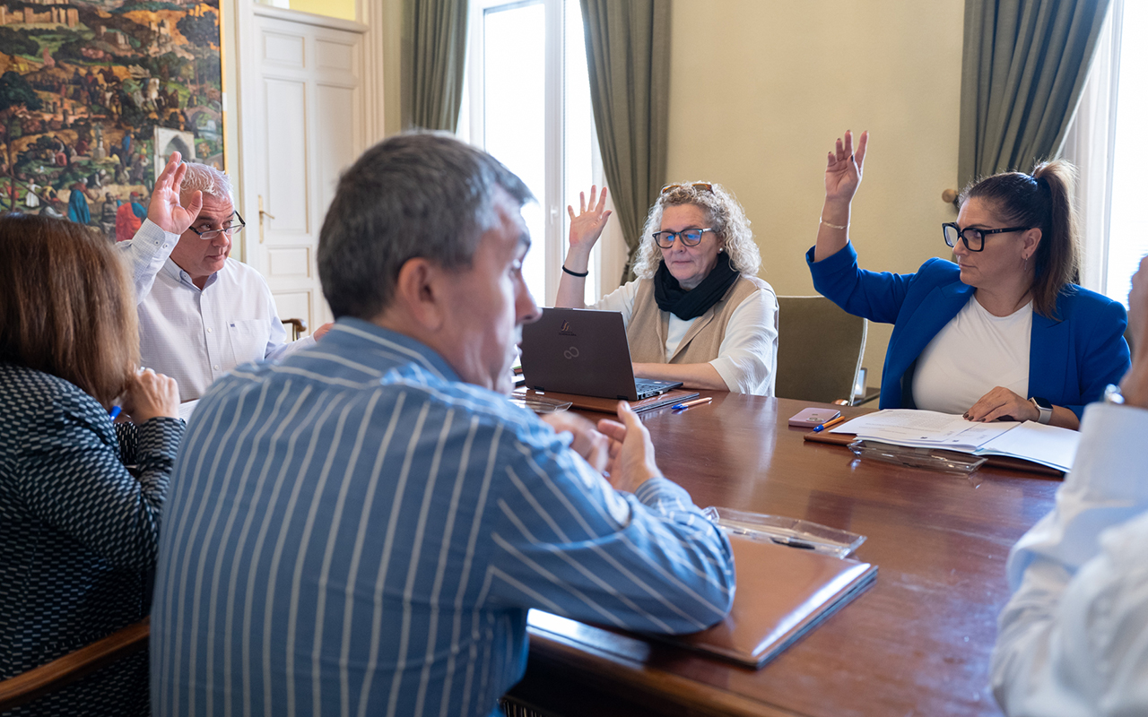 Mondéjar renovará las redes de agua y la Plaza Mayor con una inversión provincial de 432.000 euros Mondéjar renovará las redes de agua y la Plaza Mayor con una inversión provincial de 432.000 euros