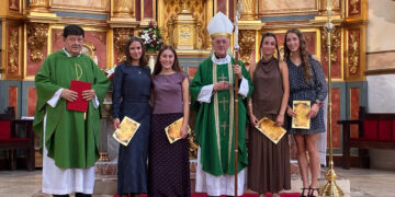 Monseñor Julián Ruiz Martorell imparte la confirmación a varios jóvenes de Málaga del Fresno