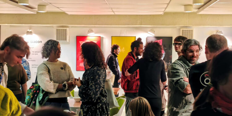 Ocho artistas formados en Bellas Artes de Cuenca llevan la creación contemporánea a la cafetería del campus con la exposición ‘Revuelto de Bacon’ Ocho artistas formados en Bellas Artes de Cuenca llevan la creación contemporánea a la cafetería del campus con la exposición ‘Revuelto de Bacon’