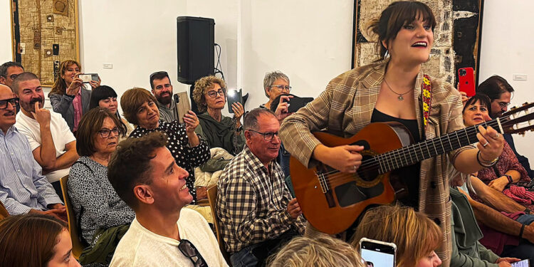 Rozalén llena la Fundación Antonio Pérez y confirma su calidad humana en una gratificante charla con Collado Rozalén llena la Fundación Antonio Pérez y confirma su calidad humana en una gratificante charla con Collado