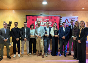 Sandra Calavia y Amadeo de Fe reciben en Sigüenza el Premio Juventud Empresarial de Guadalajara por su taller de rallyes