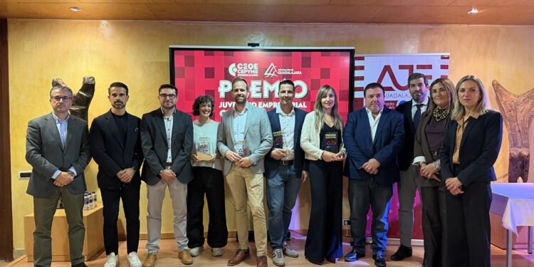 Sandra Calavia y Amadeo de Fe reciben en Sigüenza el Premio Juventud Empresarial de Guadalajara por su taller de rallyes Sandra Calavia y Amadeo de Fe reciben en Sigüenza el Premio Juventud Empresarial de Guadalajara por su taller de rallyes