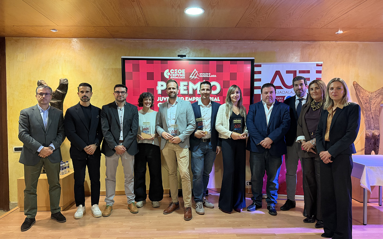 Sandra Calavia y Amadeo de Fe reciben en Sigüenza el Premio Juventud Empresarial de Guadalajara por su taller de rallyes Sandra Calavia y Amadeo de Fe reciben en Sigüenza el Premio Juventud Empresarial de Guadalajara por su taller de rallyes