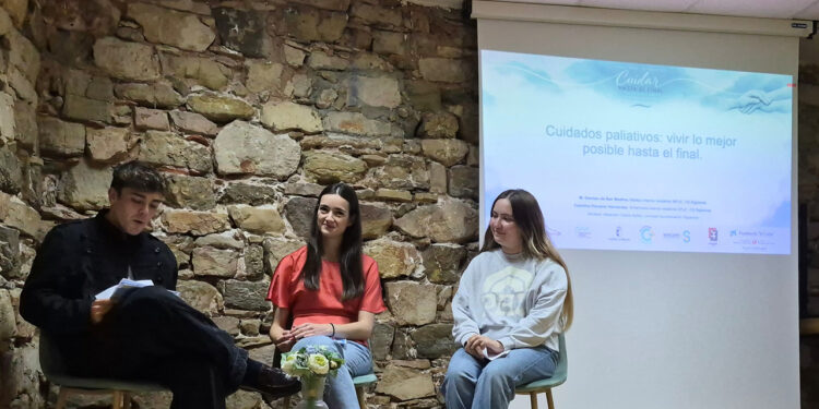 Sigüenza reúne a sanitarios y familias para formar a cuidadores en el alivio del dolor y el acompañamiento al final de la vida Sigüenza reúne a sanitarios y familias para formar a cuidadores en el alivio del dolor y el acompañamiento al final de la vida