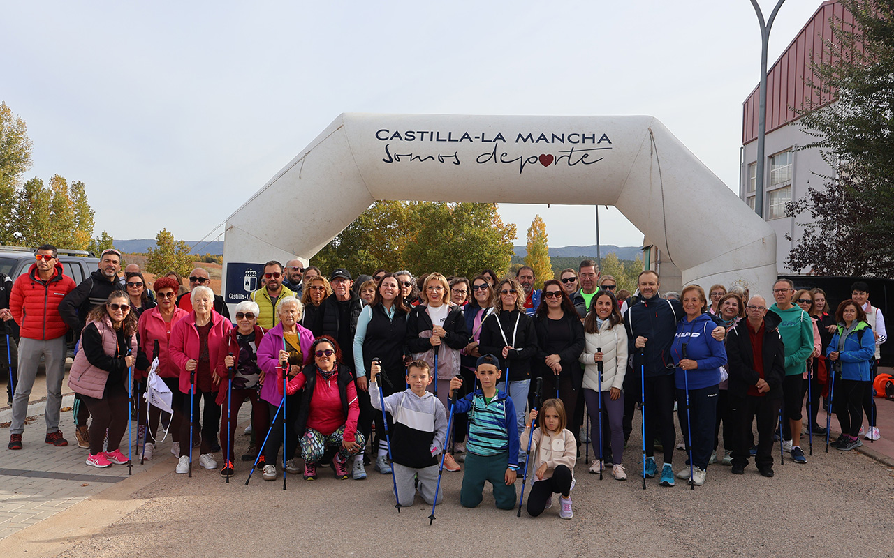 Cerca de un centenar de vecinos han participado este sábado en la localidad conquense de Sotos en una nueva jornada del programa '7000pasosX', la iniciativa impulsada por el Gobierno de Castilla-La Mancha para fomentar el ejercicio moderado y prevenir el sedentarismo en los municipios de la región. La caminata, que ha recorrido parajes del entorno natural de la comarca del Campichuelo, ha contado con la asistencia de la directora general de Cuidados y Calidad del Servicio de Salud de Castilla-La Mancha (SESCAM), Montserrat Hernández, la alcaldesa del municipio, Nuria Illana, y el delegado provincial de Sanidad, José María Pastor.

Durante la actividad, organizada en colaboración con el Ayuntamiento de la localidad, Hernández ha remarcado la importancia de trasladar las acciones de salud comunitaria a todos los núcleos de población para favorecer hábitos que reduzcan el riesgo de padecer enfermedades. La responsable autonómica ha subrayado que la prevención primaria requiere no solo concienciación individual, sino también el diseño de entornos colectivos que faciliten la adopción de pautas no sedentarias en la rutina diaria.

El programa '7000pasosX', puesto en marcha por la Consejería de Sanidad en el año 2022 dentro de la línea marco 'CLM con+Vida', alcanza su cuarto año de funcionamiento integrado en la estrategia regional de salud comunitaria. Su planteamiento técnico busca ofrecer trazados asequibles para personas de cualquier franja de edad o condición motora, estableciendo el objetivo de completar 7.000 pasos por jornada como pauta para afianzar el bienestar físico y la educación para la salud.

La jornada ha contado con el respaldo de los profesionales sanitarios y el apoyo de la Gerencia de Atención Integrada de Cuenca. La Consejería de Sanidad continuará desplegando este calendario de rutas a lo largo de las próximas semanas en diversas localidades de la provincia para incentivar la corresponsabilidad ciudadana en el cuidado de la salud mediante la práctica regular de actividad física.