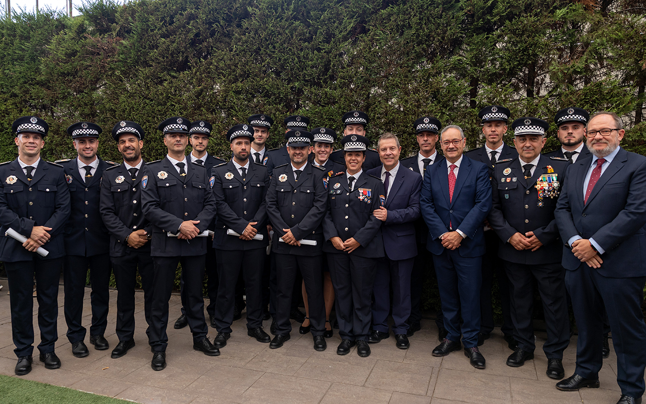 Trece nuevos agentes de la Policía Local de Cuenca toman posesión en Toledo tras superar nueve meses de academia Trece nuevos agentes de la Policía Local de Cuenca toman posesión en Toledo tras superar nueve meses de academia
