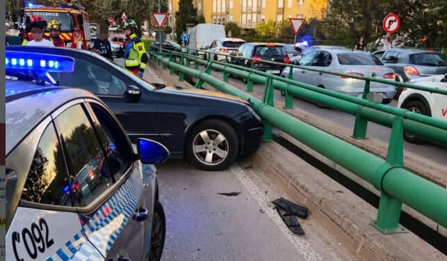 Un accidente en la avenida de las Fuerzas Armadas obliga a cortar el tráfico en Cuenca Un accidente en la avenida de las Fuerzas Armadas obliga a cortar el tráfico en Cuenca