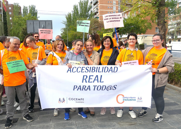 Un centenar de personas marcha en Guadalajara por la accesibilidad y la plena inclusión vecinal