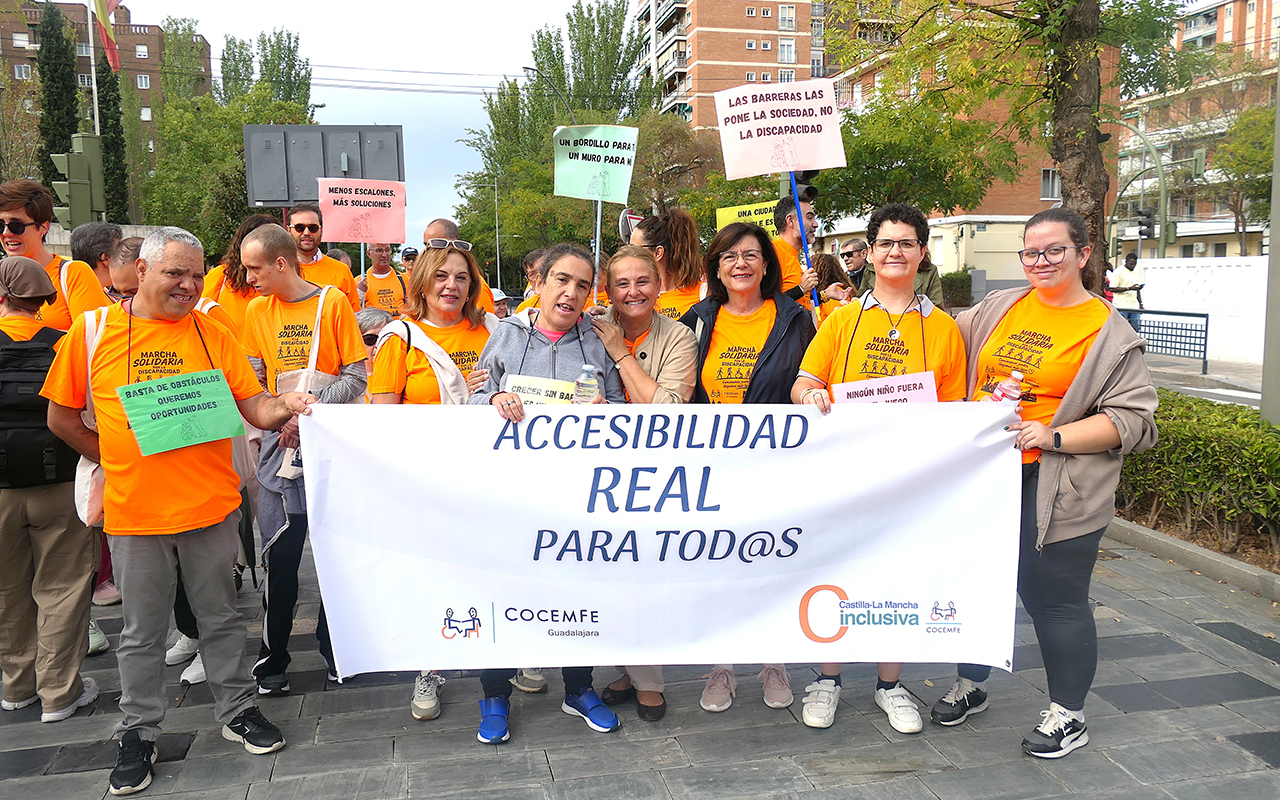 Un centenar de personas marcha en Guadalajara por la accesibilidad y la plena inclusión vecinal Un centenar de personas marcha en Guadalajara por la accesibilidad y la plena inclusión vecinal