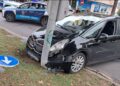 Un coche derriba una farola en la calle Hermanos Becerril de Cuenca y moviliza a los bomberos por cableado expuesto