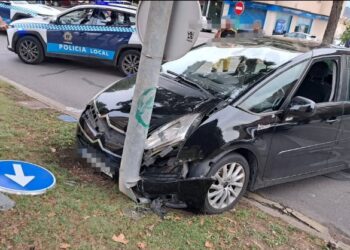 Un coche derriba una farola en la calle Hermanos Becerril de Cuenca y moviliza a los bomberos por cableado expuesto