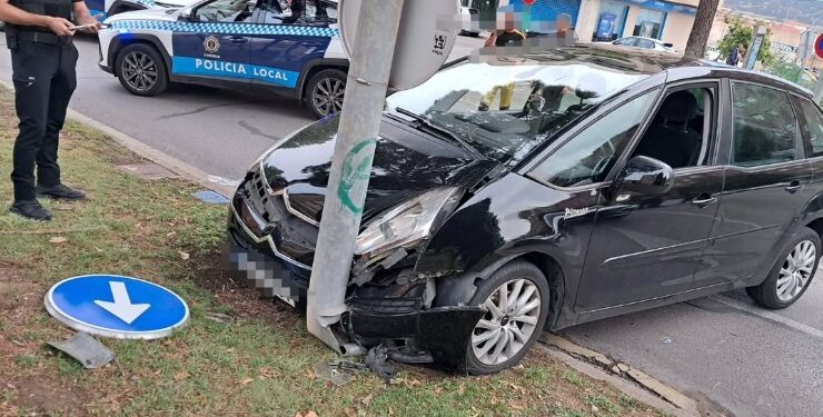 Un coche derriba una farola en la calle Hermanos Becerril de Cuenca y moviliza a los bomberos por cableado expuesto Un coche derriba una farola en la calle Hermanos Becerril de Cuenca y moviliza a los bomberos por cableado expuesto
