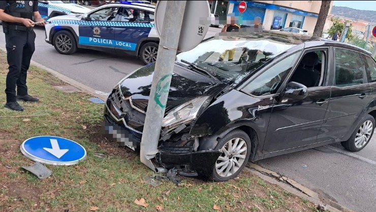 Un coche derriba una farola en la calle Hermanos Becerril de Cuenca y moviliza a los bomberos por cableado expuesto Un coche derriba una farola en la calle Hermanos Becerril de Cuenca y moviliza a los bomberos por cableado expuesto