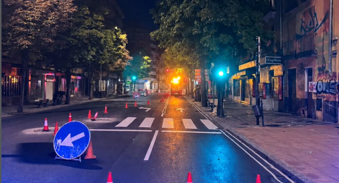 Un conductor ebrio esquiva a operarios de obras viales en Fermín Caballero antes de ser interceptado