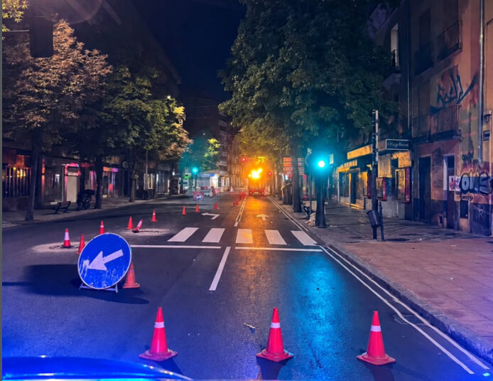 Un conductor ebrio esquiva a operarios de obras viales en Fermín Caballero antes de ser interceptado