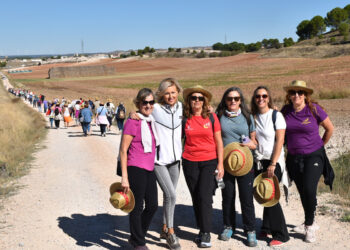 Villares del Saz reúne a 250 senderistas mayores en el estreno de las rutas de otoño por la provincia de Cuenca