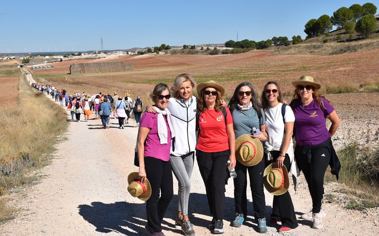 Villares del Saz reúne a 250 senderistas mayores en el estreno de las rutas de otoño por la provincia de Cuenca Villares del Saz reúne a 250 senderistas mayores en el estreno de las rutas de otoño por la provincia de Cuenca
