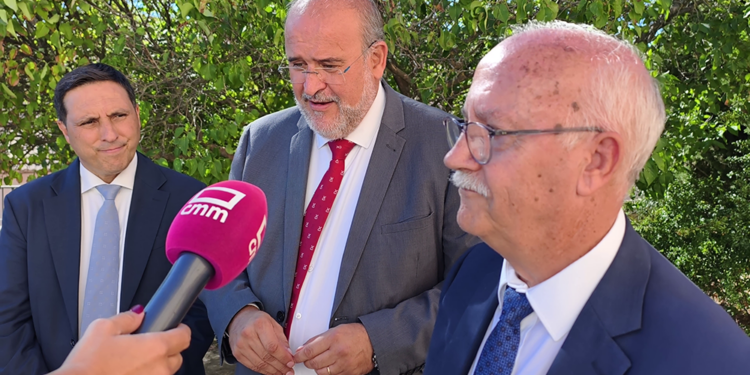 Santa Teresa reúne en Jábaga al Gobierno regional y la Diputación para reivindicar el futuro de los pueblos Santa Teresa reúne en Jábaga al Gobierno regional y la Diputación para reivindicar el futuro de los pueblos